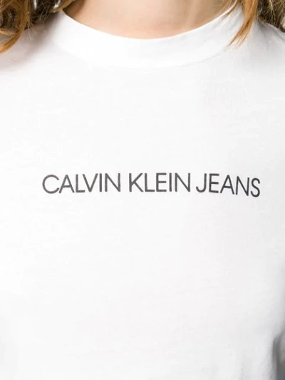 CALVIN KLEIN JEANS CROPPED LOGO T-SHIRT - 白色