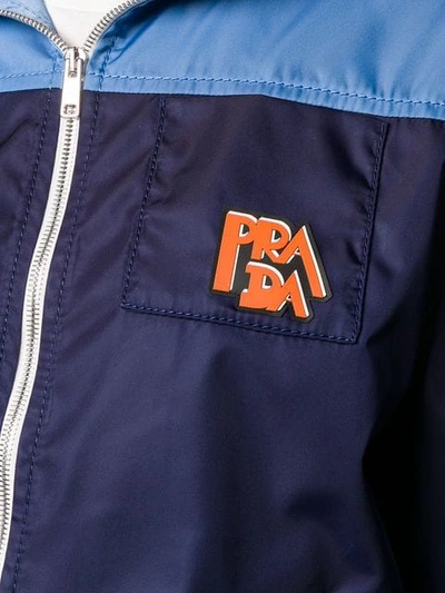 PRADA LOGO PATCH HOODED JACKET - 蓝色