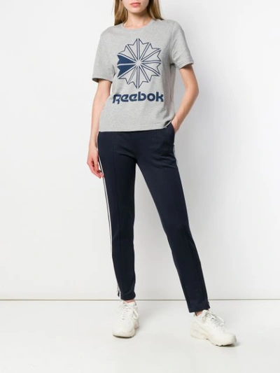 REEBOK LOGO PRINT T-SHIRT - 灰色