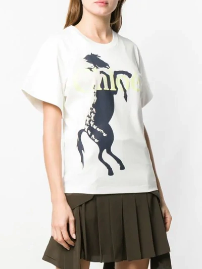 Shop Chloé T-shirt Mit Pferde-print In 107 Iconic Milk