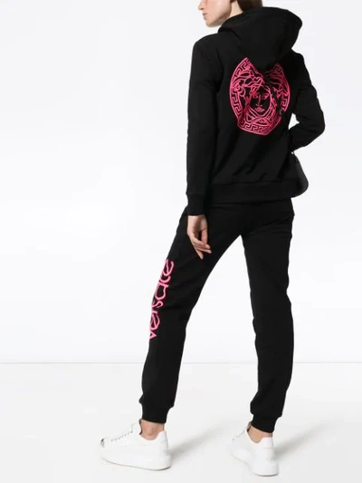 VERSACE LOGO PRINT TRACK PANTS - 黑色