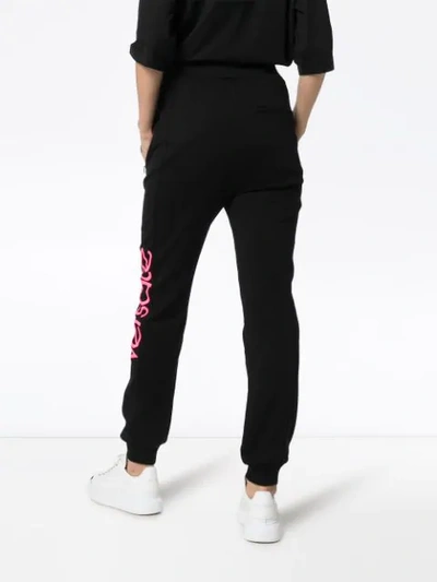 VERSACE LOGO PRINT TRACK PANTS - 黑色