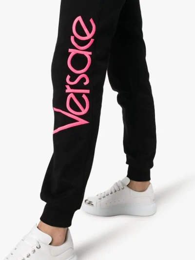 VERSACE LOGO PRINT TRACK PANTS - 黑色