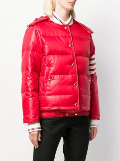 THOM BROWNE 4-BAR DOWNFILLED SNAP FRONT DETACHABLE HOOD BOMBER IN MINI RIPSTOP - 红色