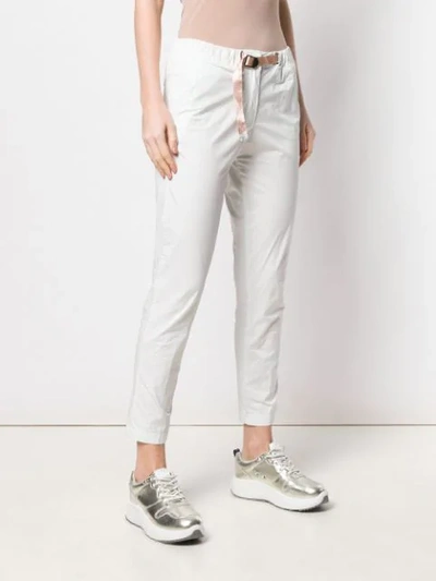 WHITE SAND CROPPED STRAIGHT-LEG TROUSERS - 白色