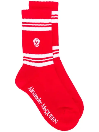 Shop Alexander Mcqueen Socken Mit Totenkopf-stickerei In 6477 Red