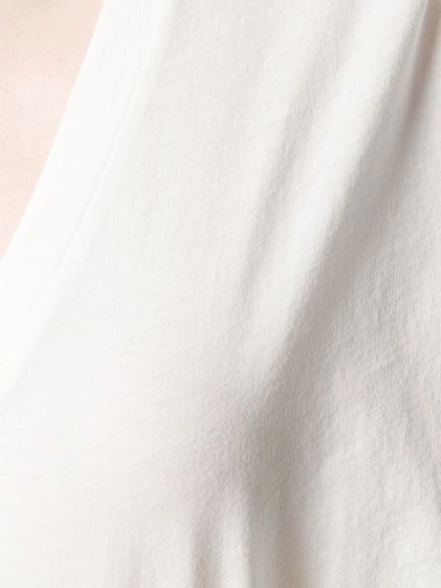 Shop Hope T-shirt Mit V-ausschnitt - Nude In Neutrals