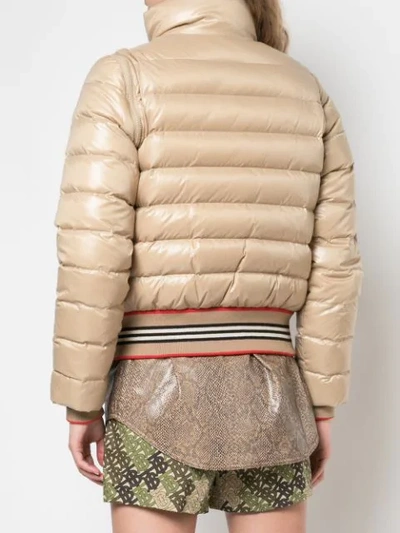 BURBERRY DETACHABLE SLEEVE ICON STRIPE PUFFER JACKET - 大地色