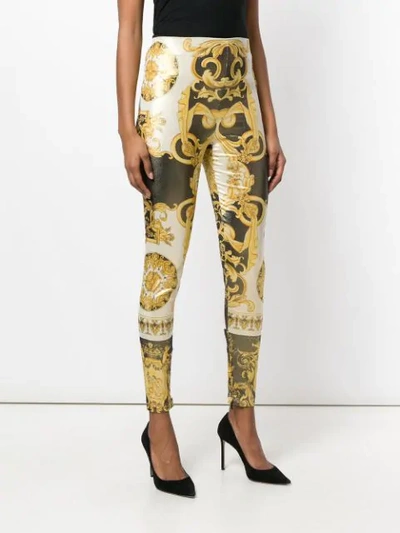 Shop Versace Hose Mit Barock-print In A7008