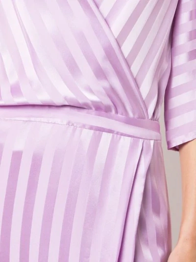 Shop Michelle Mason Gestreiftes Wickelkleid - Lila In Purple