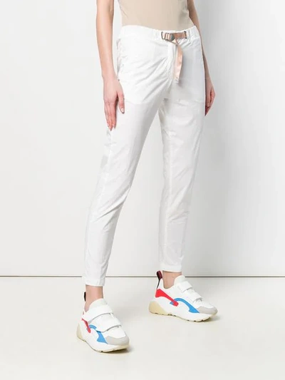 WHITE SAND CROPPED BELTED TROUSERS - 白色