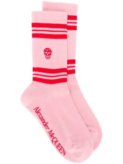 Shop Alexander Mcqueen Socken Mit Totenkopf-stickerei In 5974 Pink/ Red