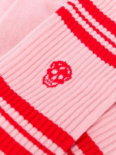 Shop Alexander Mcqueen Socken Mit Totenkopf-stickerei In 5974 Pink/ Red