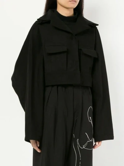Shop Yohji Yamamoto Strukturierte Cropped-jacke - Schwarz In Black