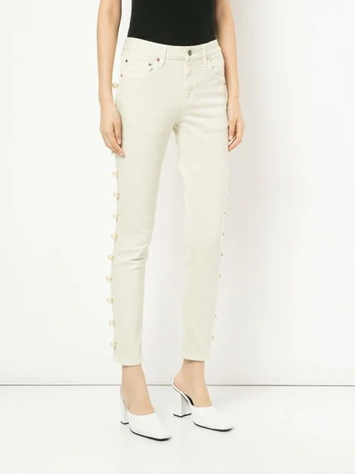 TU ES MON TRÉSOR PEARL EMBELLISHED CROPPED JEANS - 白色