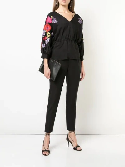 Shop Josie Natori Bluse Mit Blumenstickerei In Black