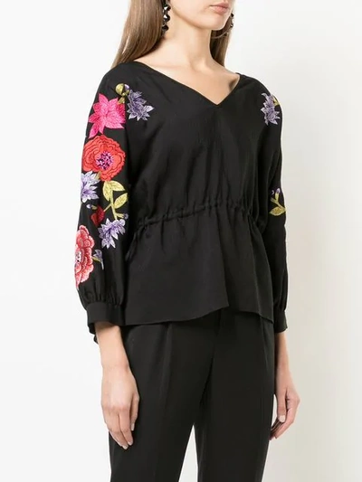 Shop Josie Natori Bluse Mit Blumenstickerei In Black