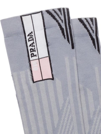 Shop Prada Jacquard-socken - Grau In Grey