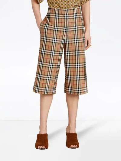 Shop Burberry Shorts Mit Karomuster In Yellow