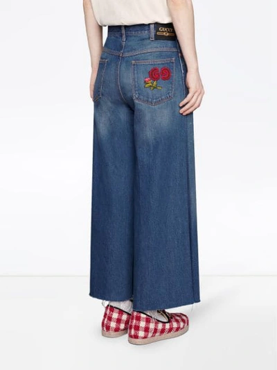 Shop Gucci Weite Jeans Mit Patch In Blue