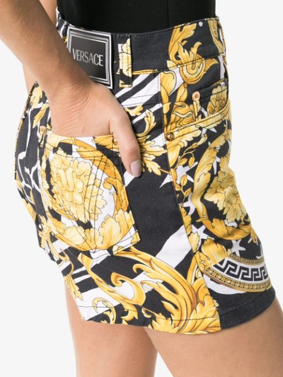 VERSACE BAROQUE PRINT SHORTS - 黑色