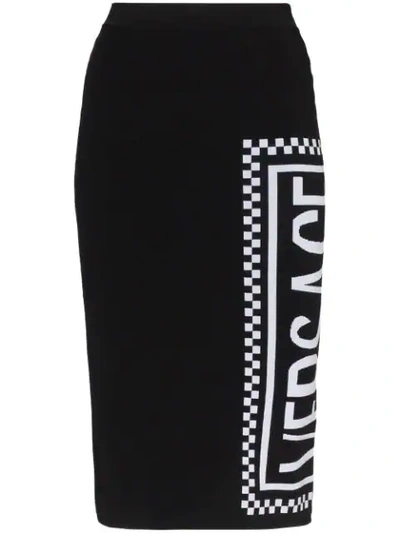 VERSACE HIGH-WAISTED LOGO PRINT FITTED MIDI SKIRT - 黑色