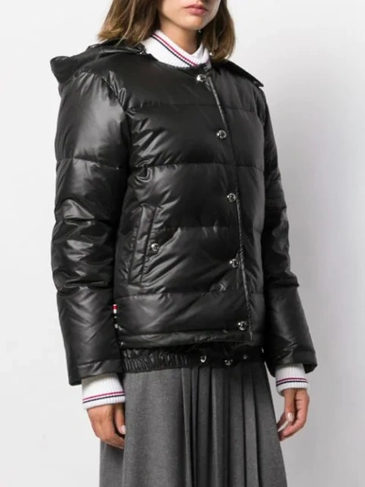 THOM BROWNE 4-BAR DOWNFILLED SNAP FRONT DETACHABLE HOOD BOMBER IN MINI RIPSTOP - 黑色