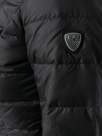 EA7 EMPORIO ARMANI 基本款拉链衬垫夹克 - 黑色