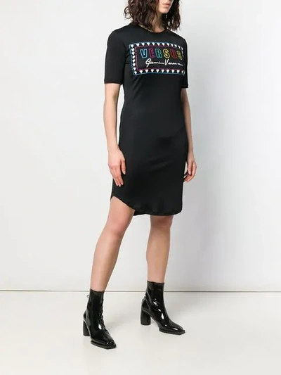 Shop Versus Printed Slim Fit T-shirt Dress In Black