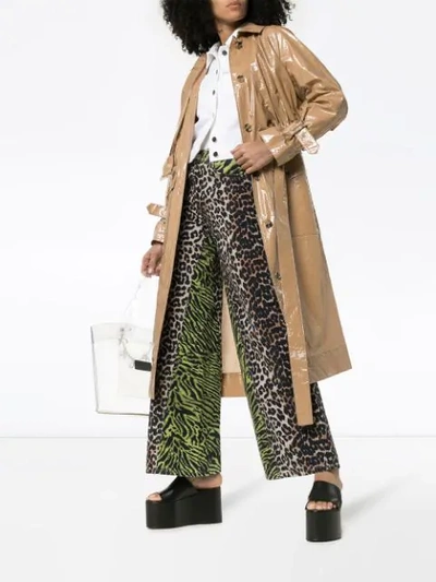 Shop Ganni Weite Jeans Mit Animal-print In 977 Block Colour