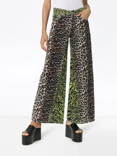 Shop Ganni Weite Jeans Mit Animal-print In 977 Block Colour