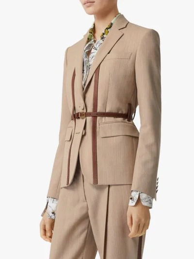 Shop Burberry Strukturierter Blazer Mit Harness In Camel Melange