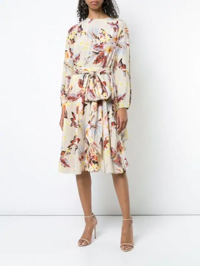 Shop Diane Von Furstenberg Florales Kleid Mit Gürtel In Neutrals