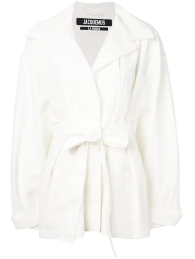 JACQUEMUS OVERSIZED WRAP BELTED COAT - 白色