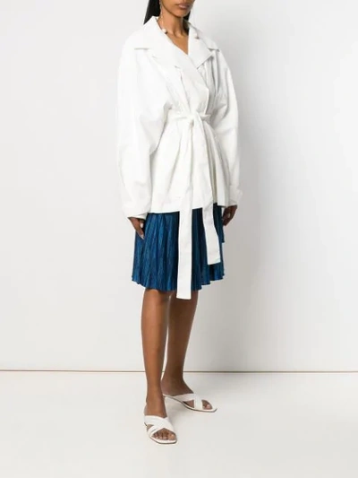 JACQUEMUS OVERSIZED WRAP BELTED COAT - 白色