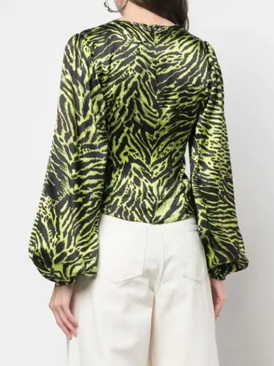 Shop Ganni Bluse Mit Tiger-print In Green