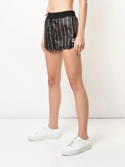 OFF-WHITE LOGO PRINT PINSTRIPE TRACK SHORTS - 黑色