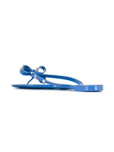 Shop Valentino Garavani Rockstud Bow Flip Flops In Gy7 Angel