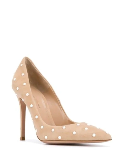 GIANVITO ROSSI PEARL EMBELLISHED PUMPS - 大地色