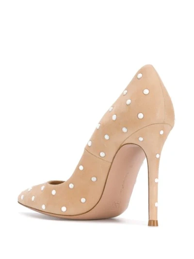 GIANVITO ROSSI PEARL EMBELLISHED PUMPS - 大地色