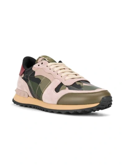 VALENTINO ROCKSTUD CAMOUFLAGE SNEAKERS - 粉色