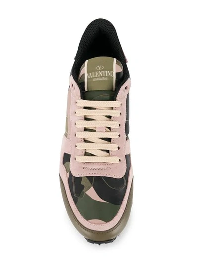 VALENTINO ROCKSTUD CAMOUFLAGE SNEAKERS - 粉色