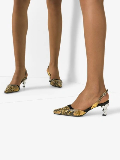 Shop Yuul Yie Pumps Mit Spitzer Kappe - Gelb In Yellow