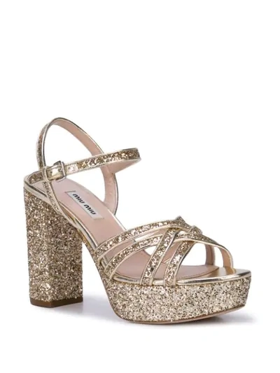 Shop Miu Miu Plateau-sandalen Im Glitter-look - Gold