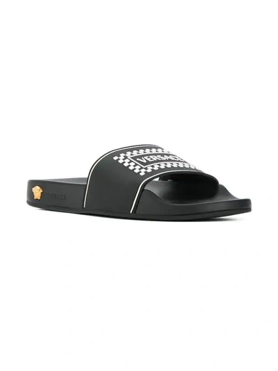 VERSACE LOGO POOL SLIDES - 黑色