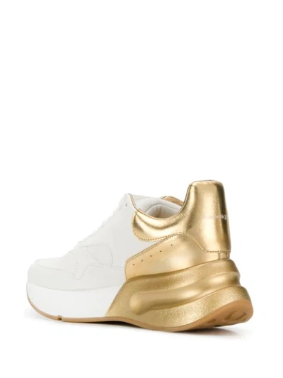 ALEXANDER MCQUEEN WHITE AND GOLD CHUNKY LEATHER LOW TOP SNEAKERS - 白色