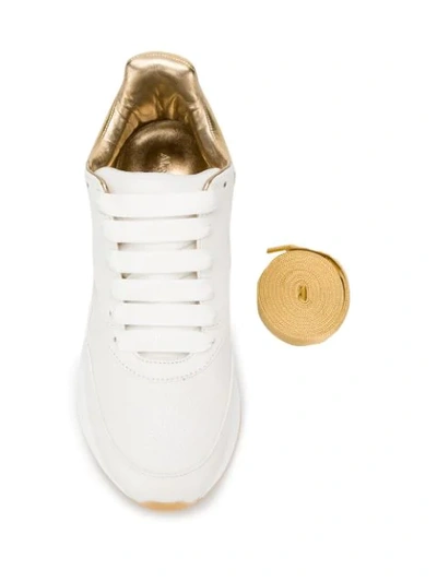 ALEXANDER MCQUEEN WHITE AND GOLD CHUNKY LEATHER LOW TOP SNEAKERS - 白色