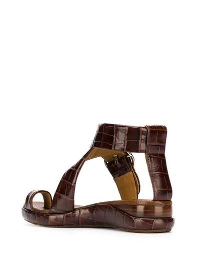 CHLOÉ CROC-EFFECT SANDALS - 棕色