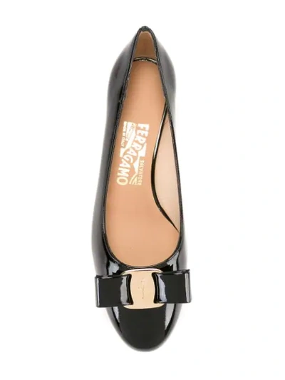 Shop Ferragamo Pumps Mit Schleife In Black