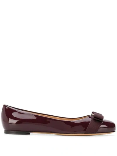 Ferragamo Varina Bow-embellished Patent-leather Ballet Flats In Purple